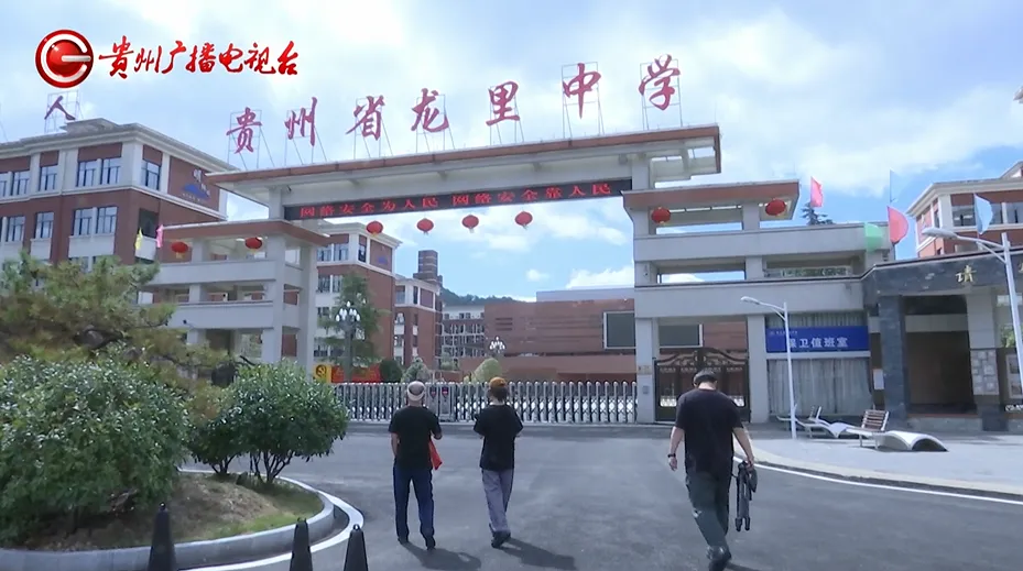 路遇老人摔倒头部受伤,扶不扶?贵州这五名少年给出答案