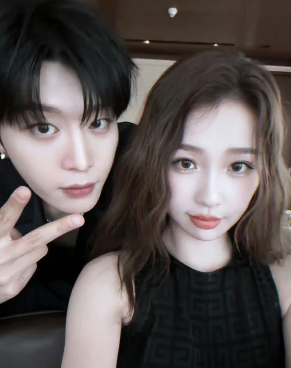 虞书欣和范丞丞都是年轻有为的艺人,他们的才华和颜值都备受认可.