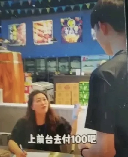 一家快餐店终于要打烊了,女老板坐在桌子边算着账,这时,一个男员工