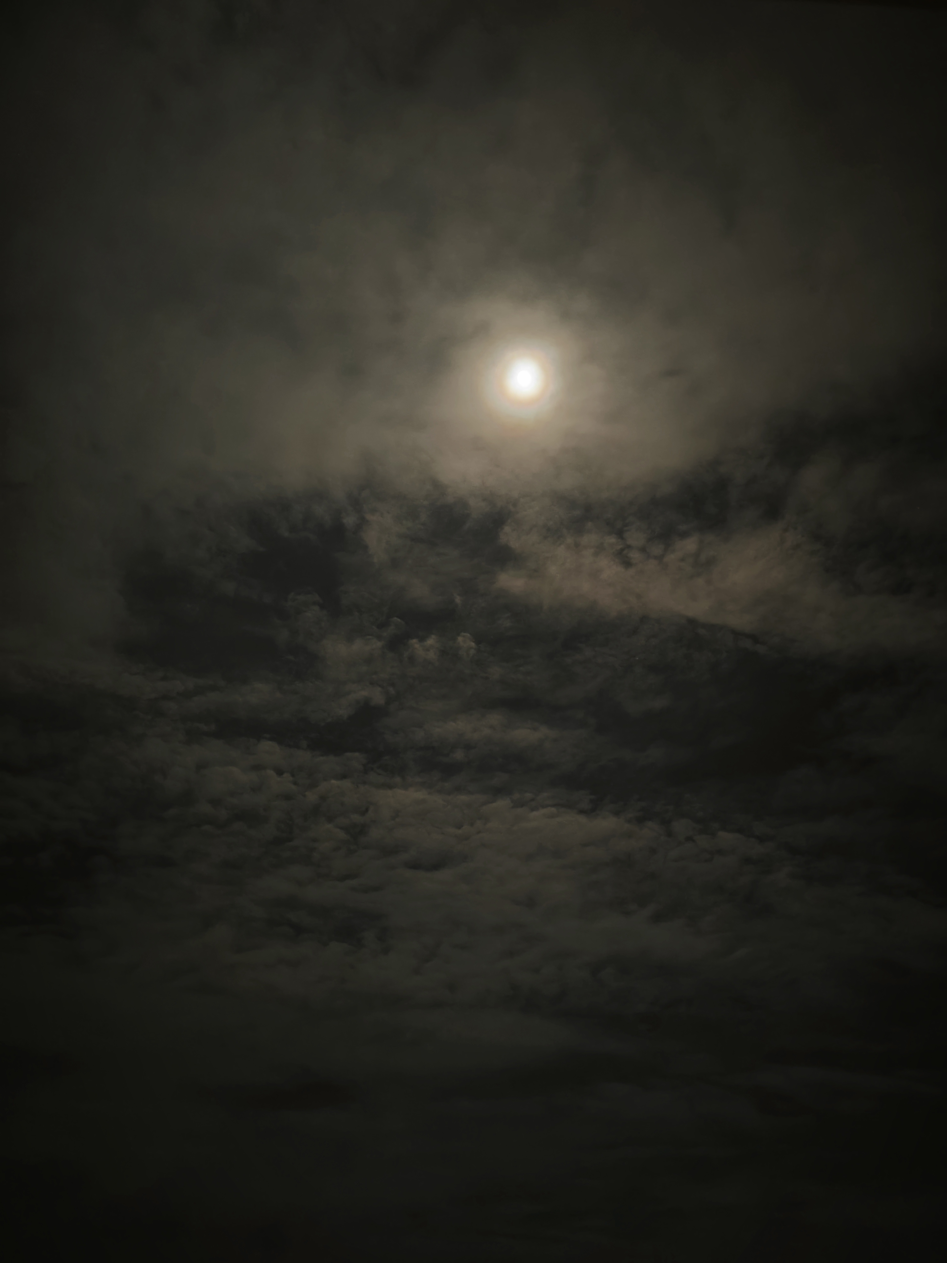 都说十五的月亮十六圆,农历十六那天,天上的月亮被一层云笼罩着,竟然