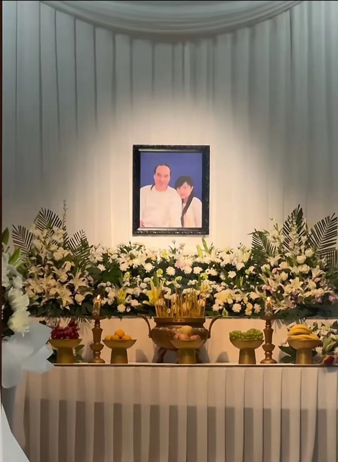 虽然没什么明星到场,现场比较寥落,与有些明星比如吴孟达的葬礼盛况