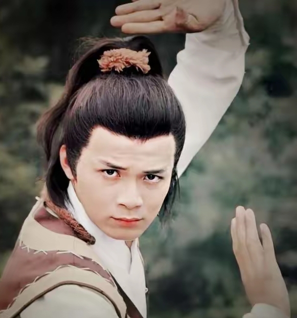 演员苗侨伟说,拍射雕英雄传的时候,黄日华饰演的郭靖,其中有一个动作