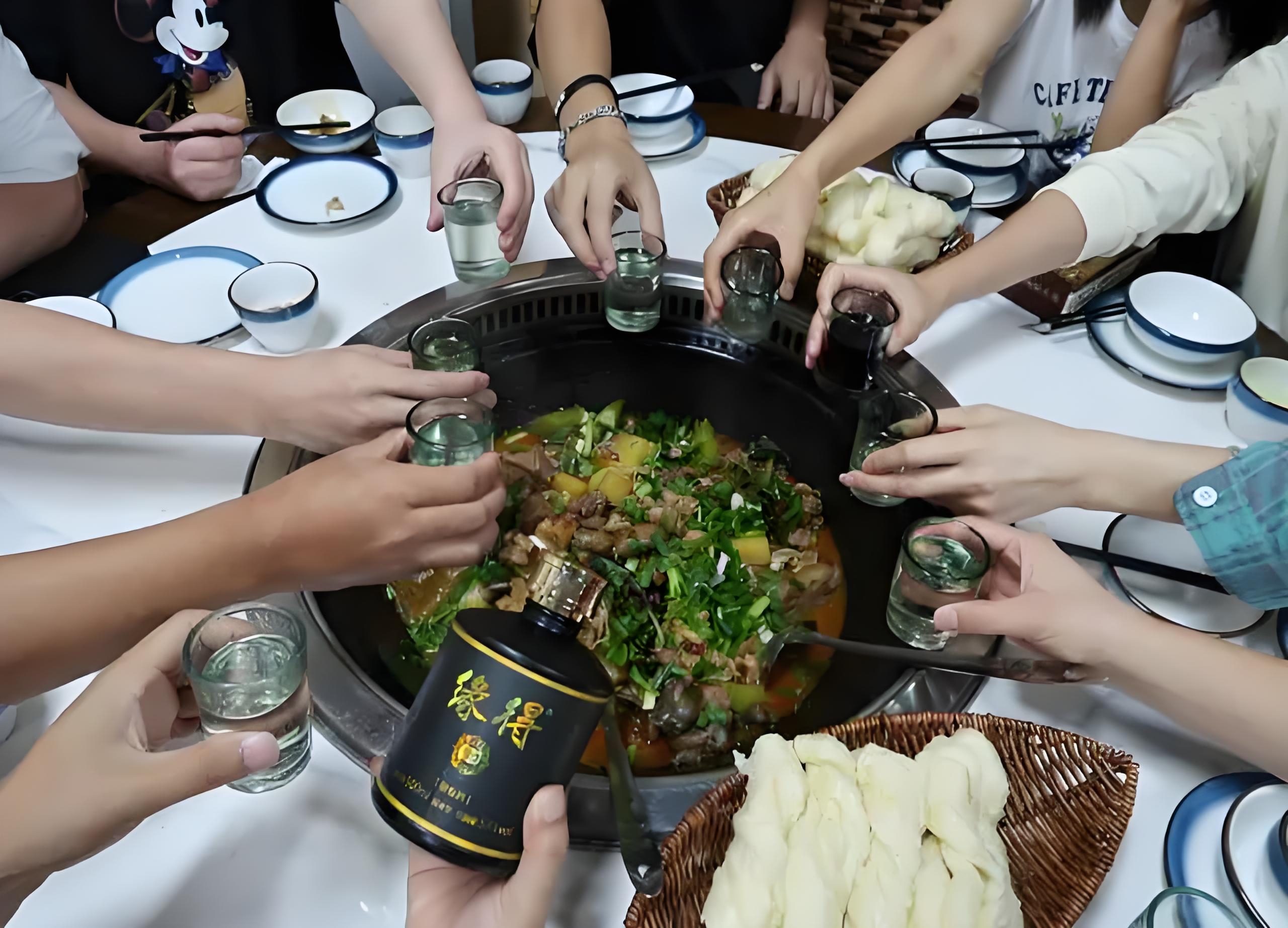 内的人几乎都不再大吃大喝了,主要有几个原因:  一,去饭店吃饭的时候