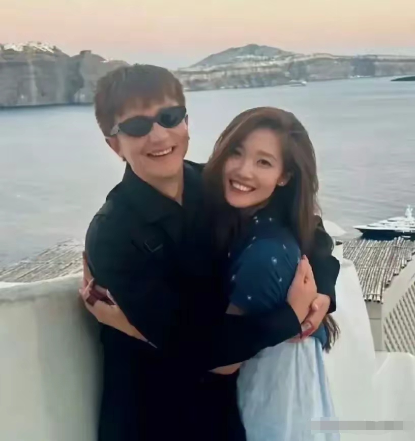 黄轩在社交平台官宣恋情,并晒出和女友的亲密合照,两人2020年的时候就