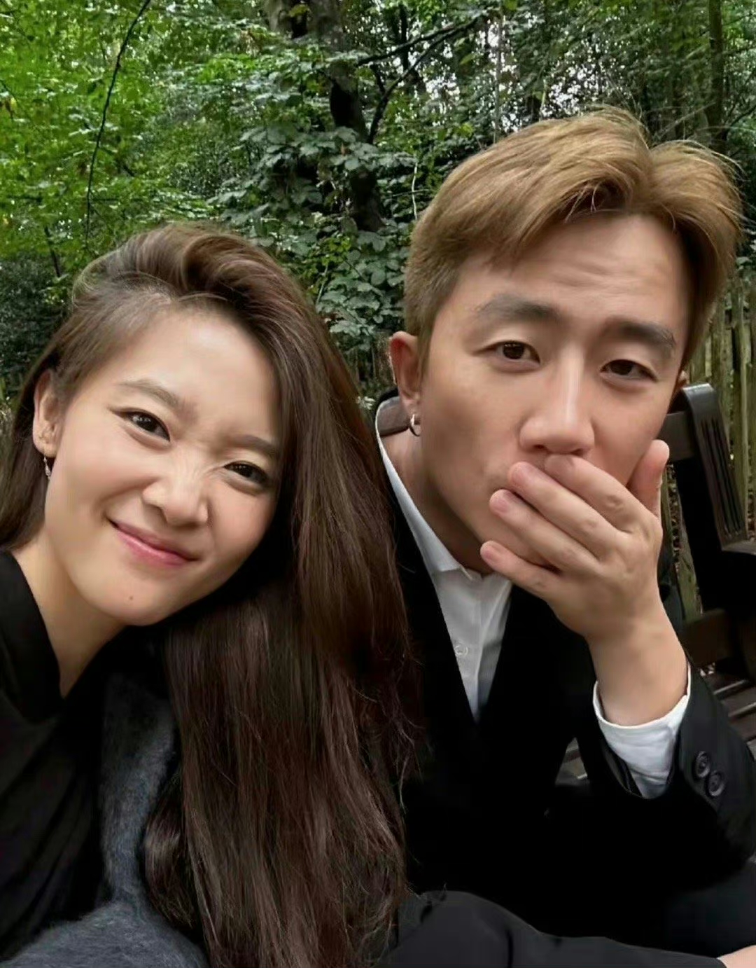 女方长相 黄轩官宣恋情,并晒出两人合照,照片中女方长相大气又漂亮