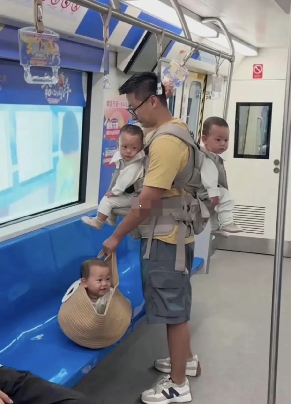 三胞胎奶爸独自带着三个宝宝坐地铁,不慌不忙,不急不躁,我顿时觉得