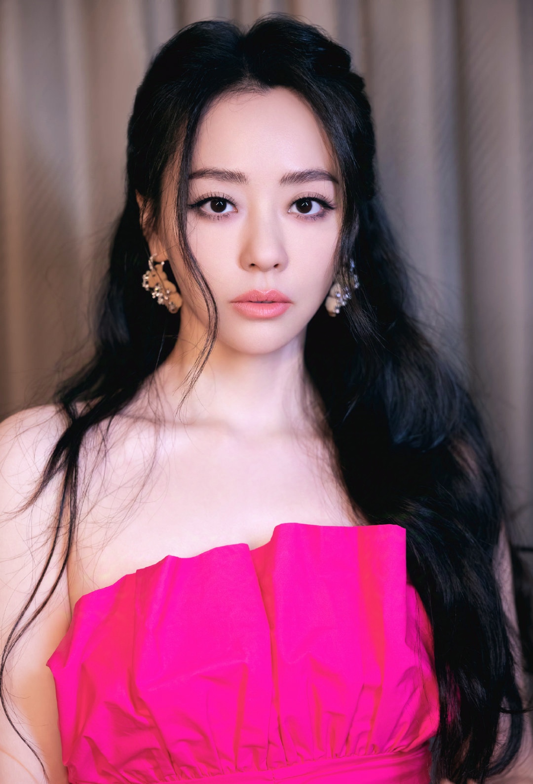 千娇百媚,性感撩人的张靓颖,一袭粉色抹胸长裙,丰满傲人的事业线,深不