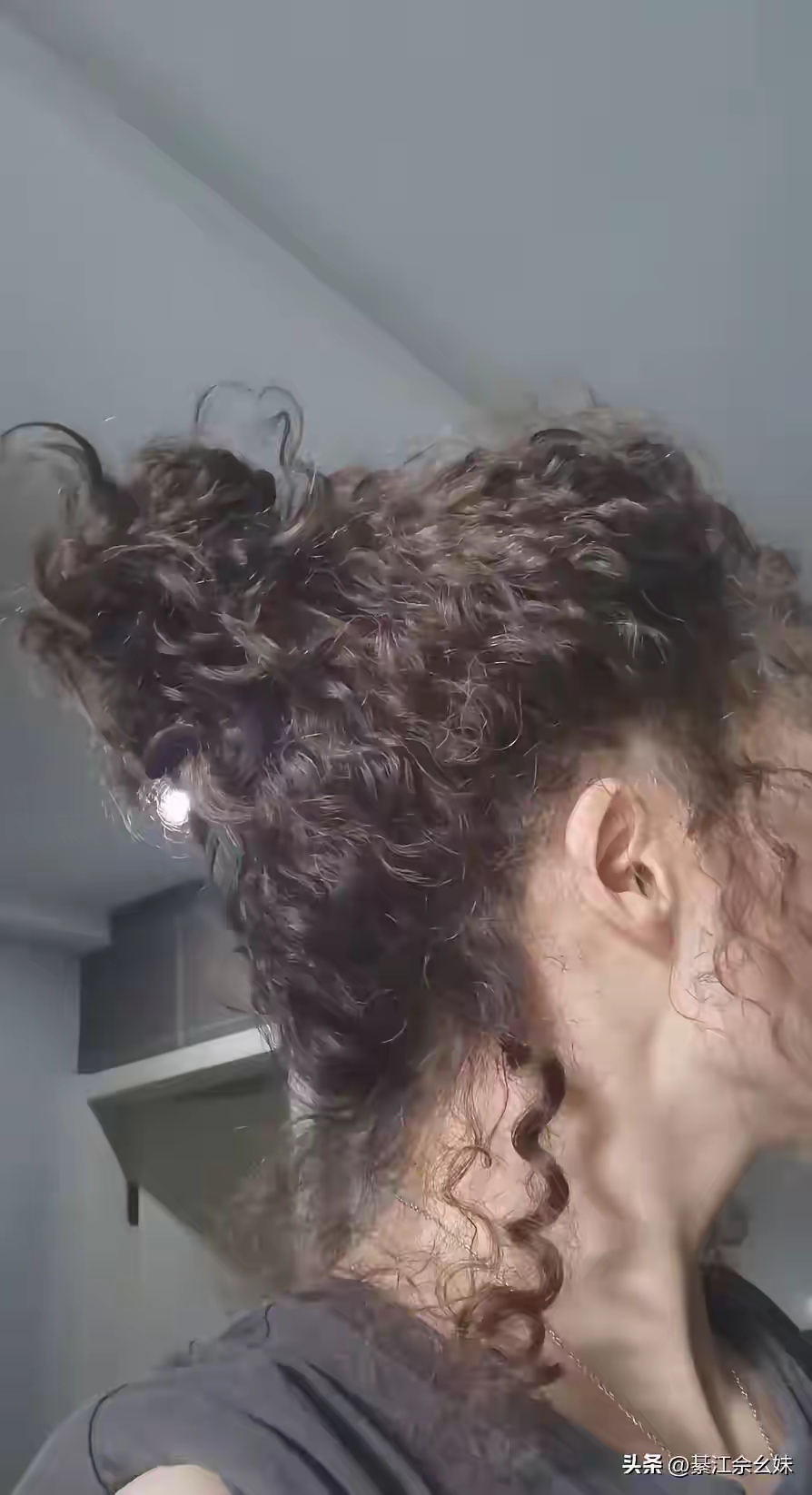 出来就这造型,简直是想s的心都有了,和我要求的完全不搭边烫发搞笑
