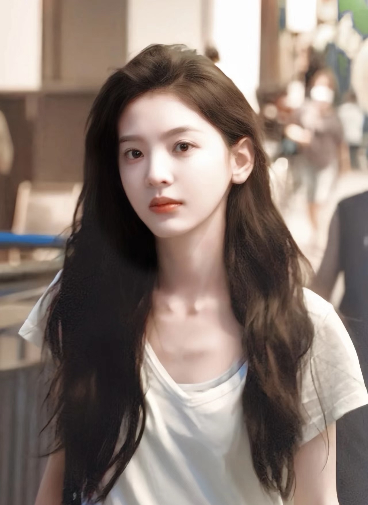 我感觉章若楠不是长得有多么的漂亮,而是她长得很温柔,也很有气质,再