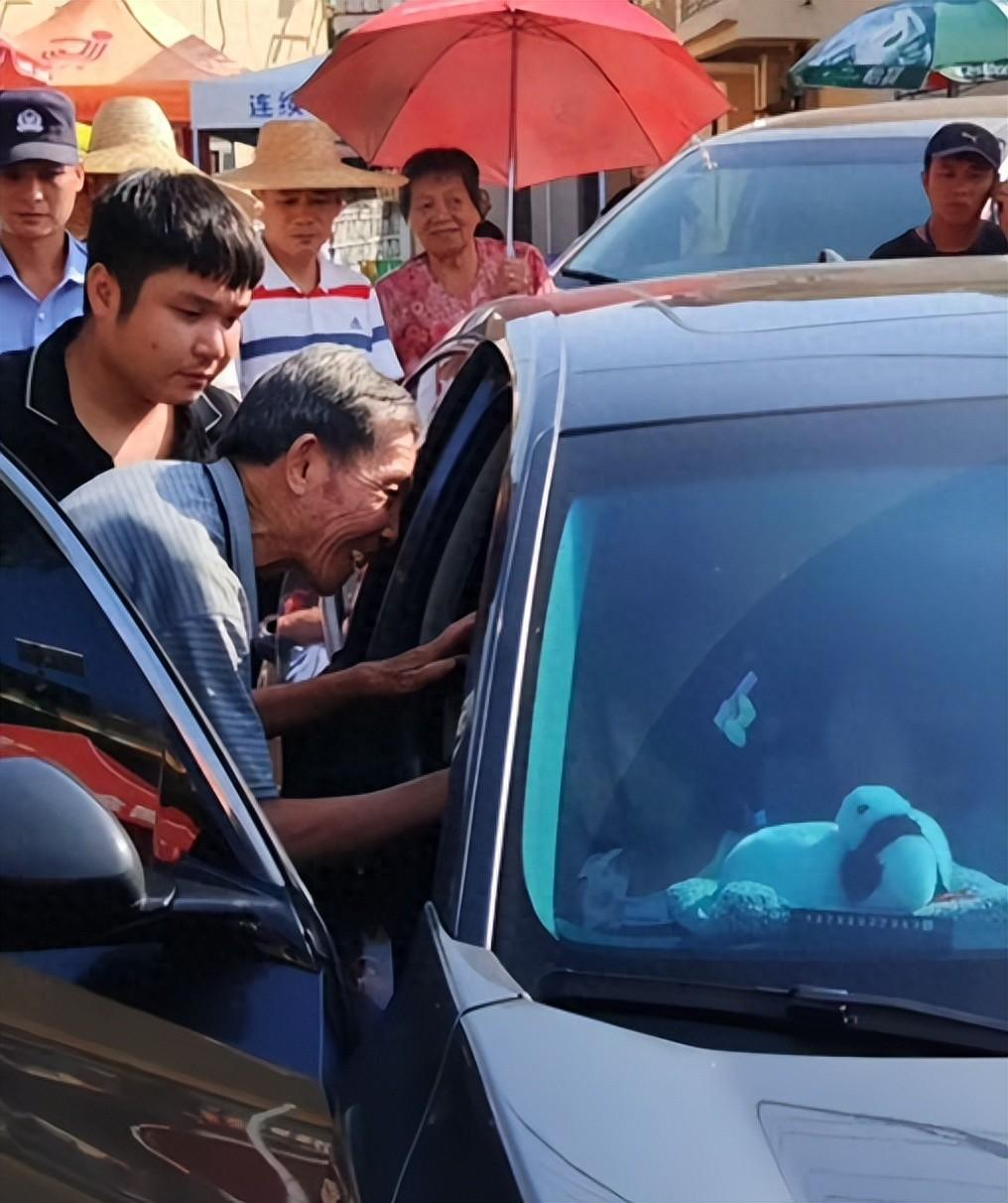 随着车门的关闭,全红婵准备踏上新的征程