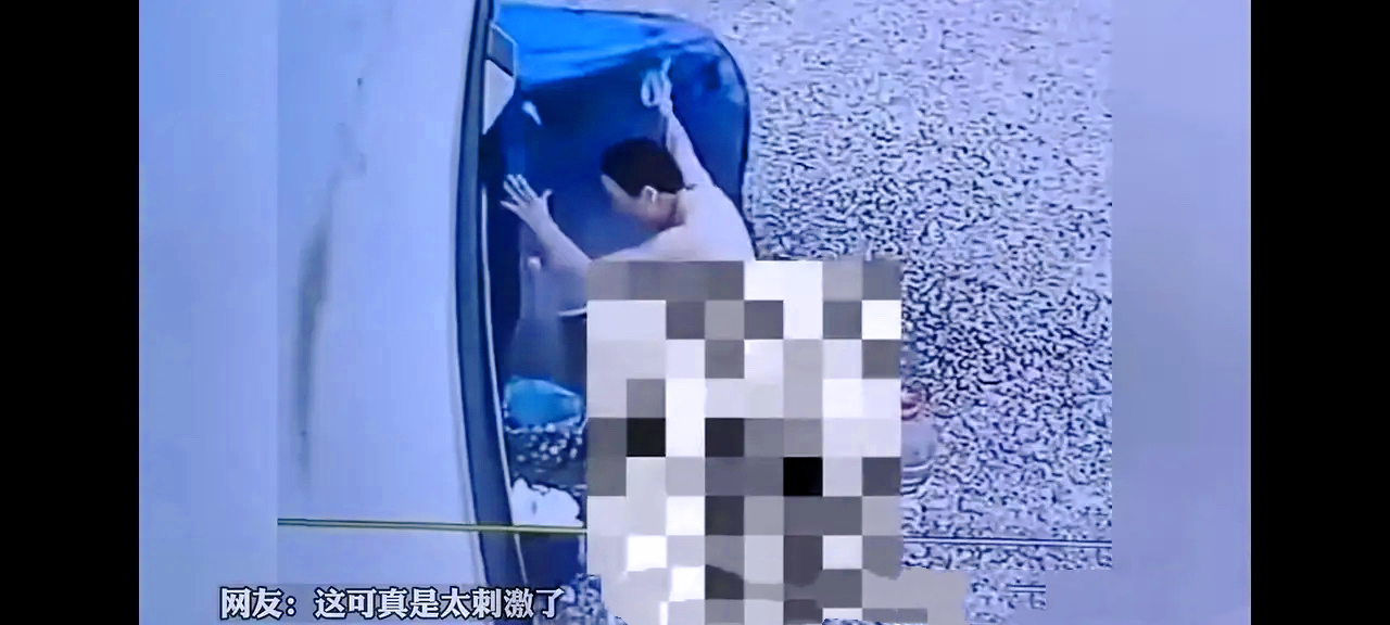 全网炸裂!女子户外露营洗澡,帐篷突然被吹飞