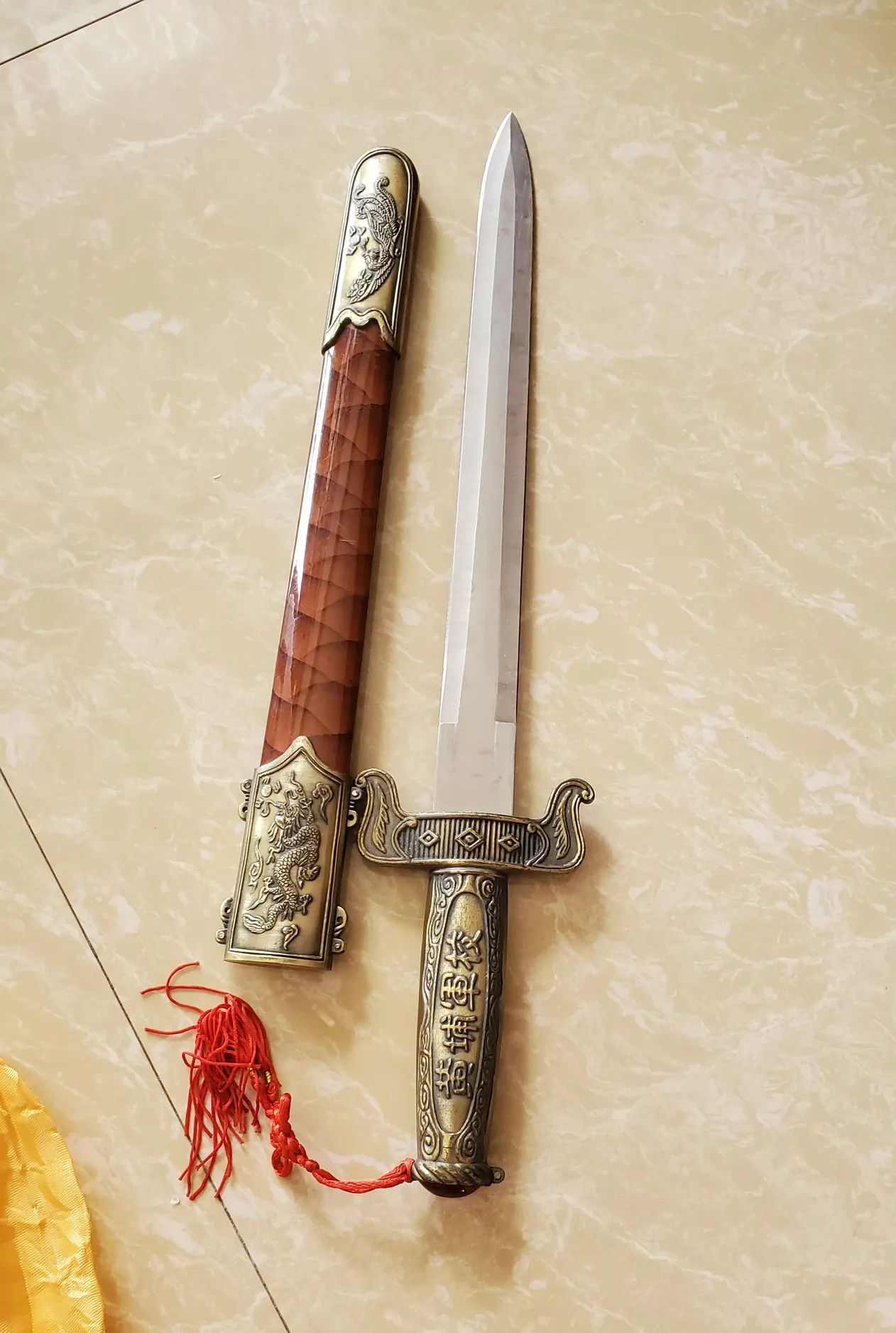 十几年前,先生去少林寺游玩,听人说宝剑可以辟邪,就买了一把短剑回来