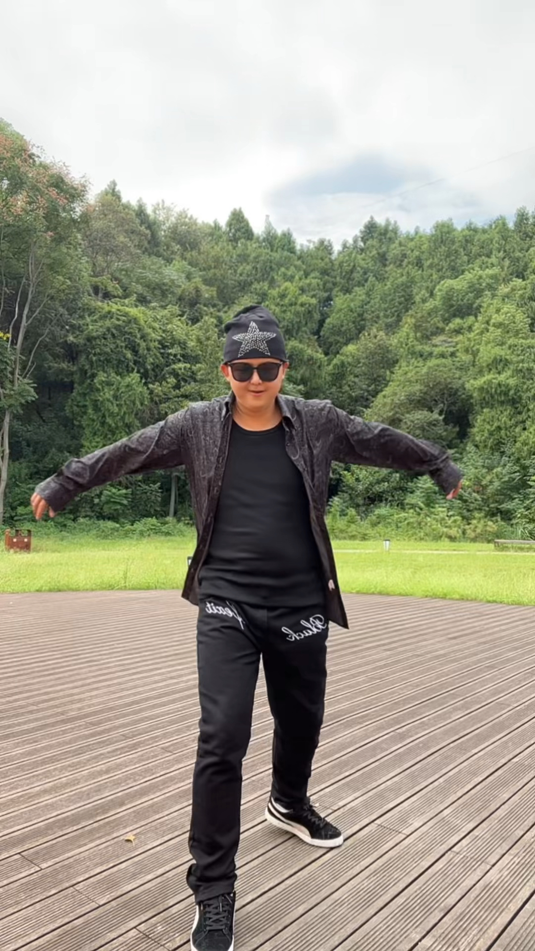 帅哥鬼步舞魅力十足