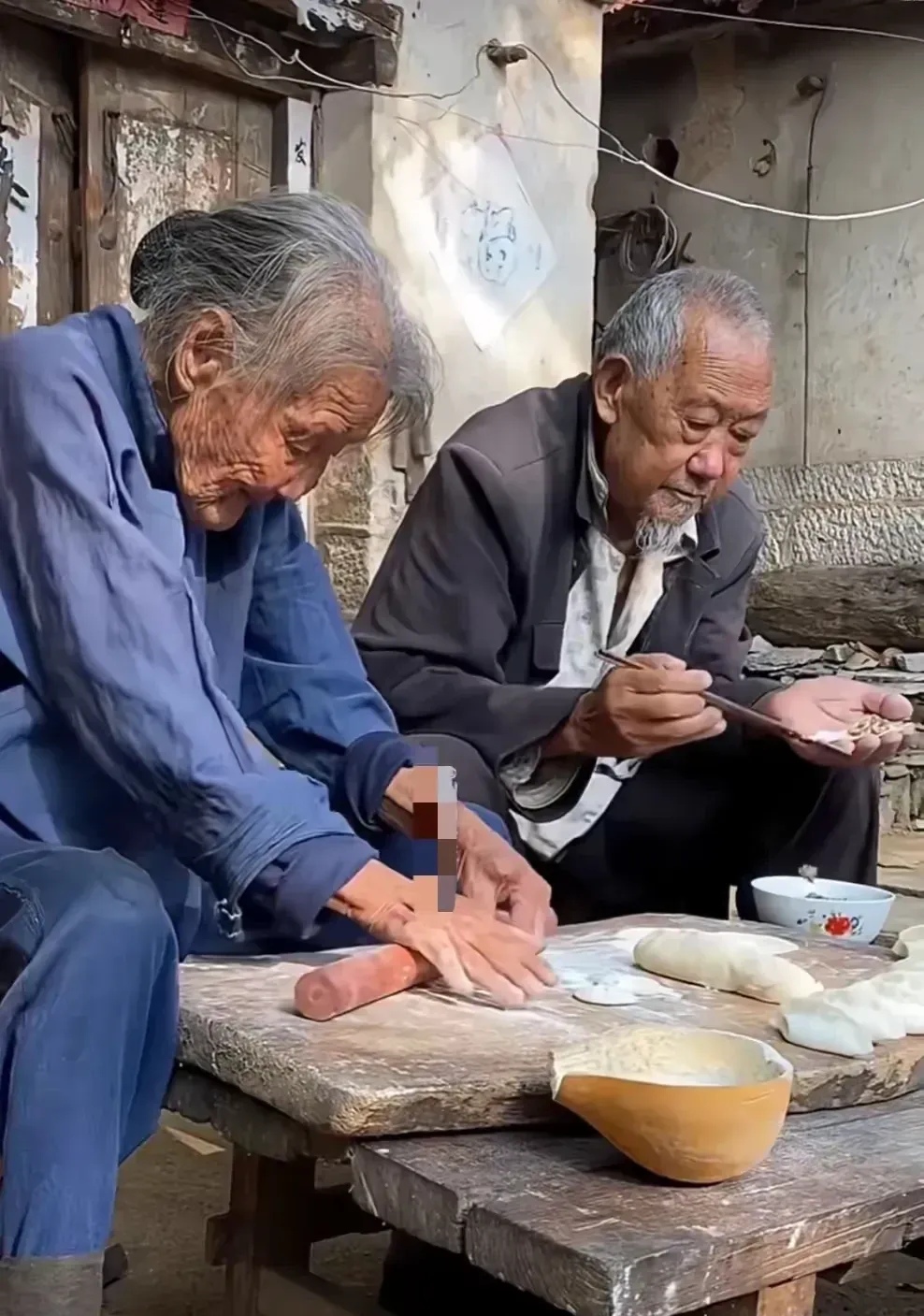 老奶奶擀饺子皮,老爷爷包,烫上一壶酒,两位老人共举杯,一口小酒,一个