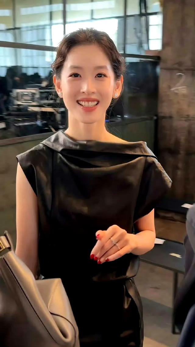 章泽天米兰时装周皮裙亮相,网友 这哪里是岁月,简直是逆生长啊