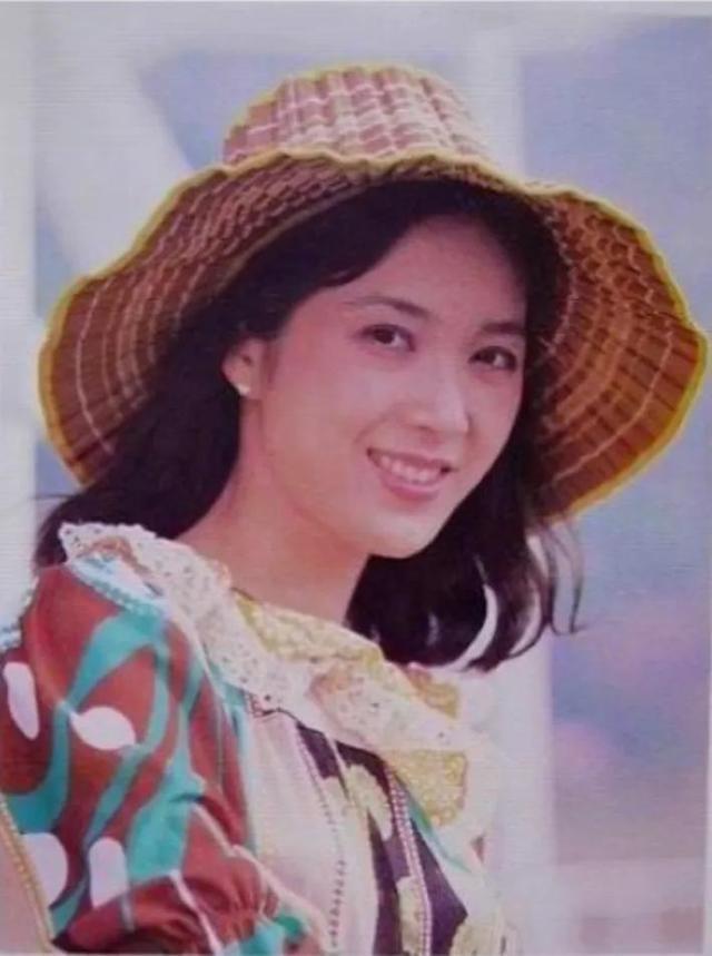 看了70岁龚雪的老年状态,我发现:八十年代第一美人正在优雅老去