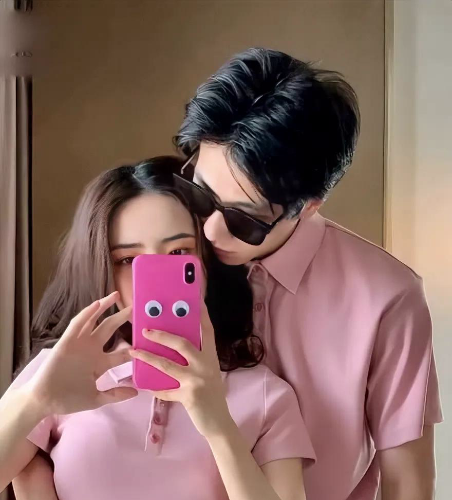 今晚我刚洗完澡,在卧室里躺着,没穿衣物