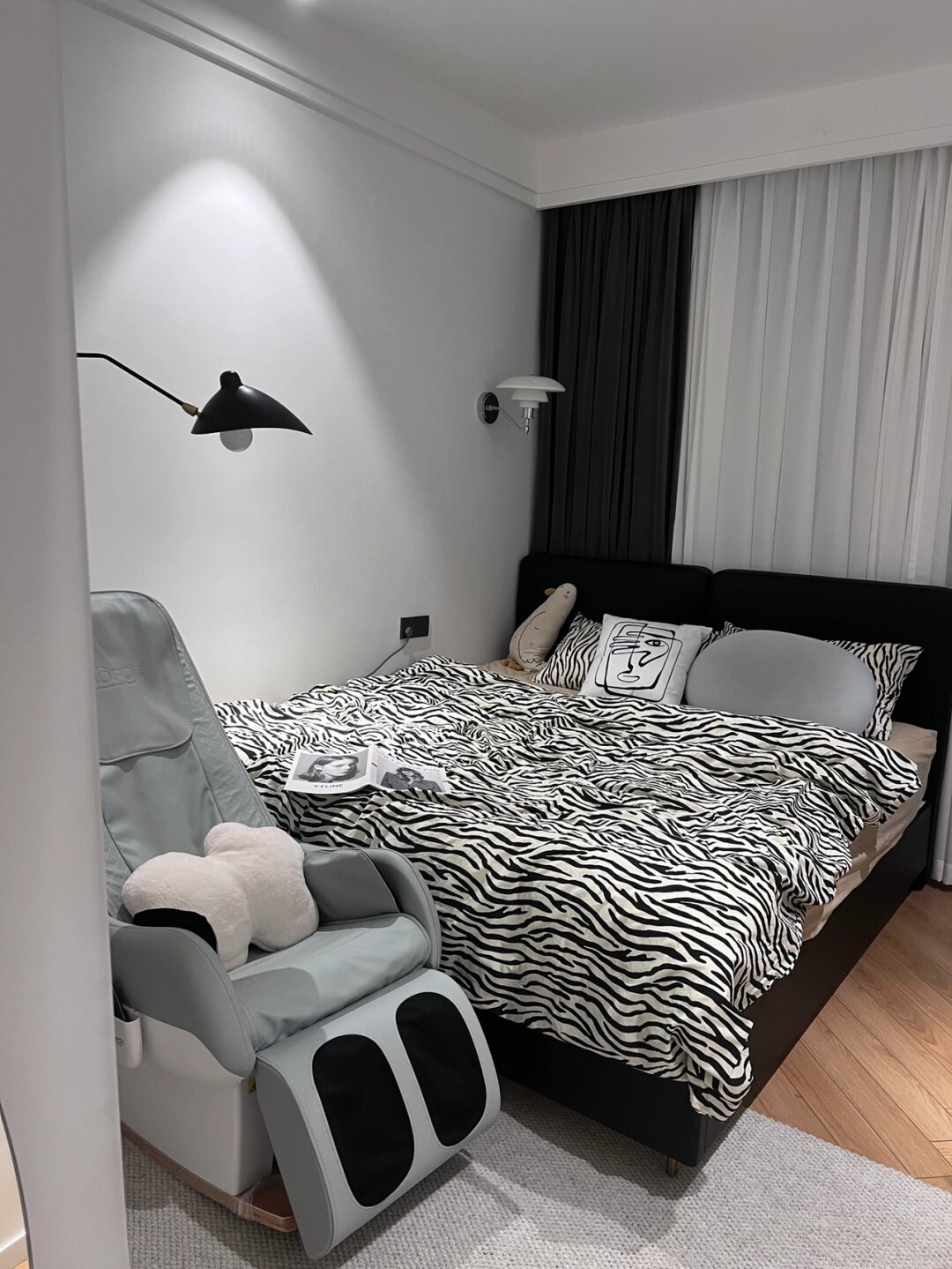 欧派安家节# 25岁拥有的简简单单黑白卧室 这种满满当当的卧室布局