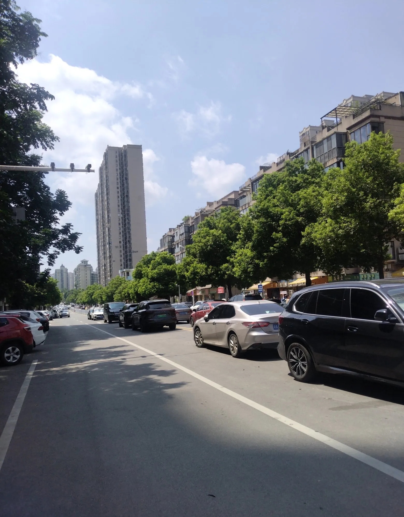 电视剧《山花烂漫时》中,张桂梅在召开坚守女高教师