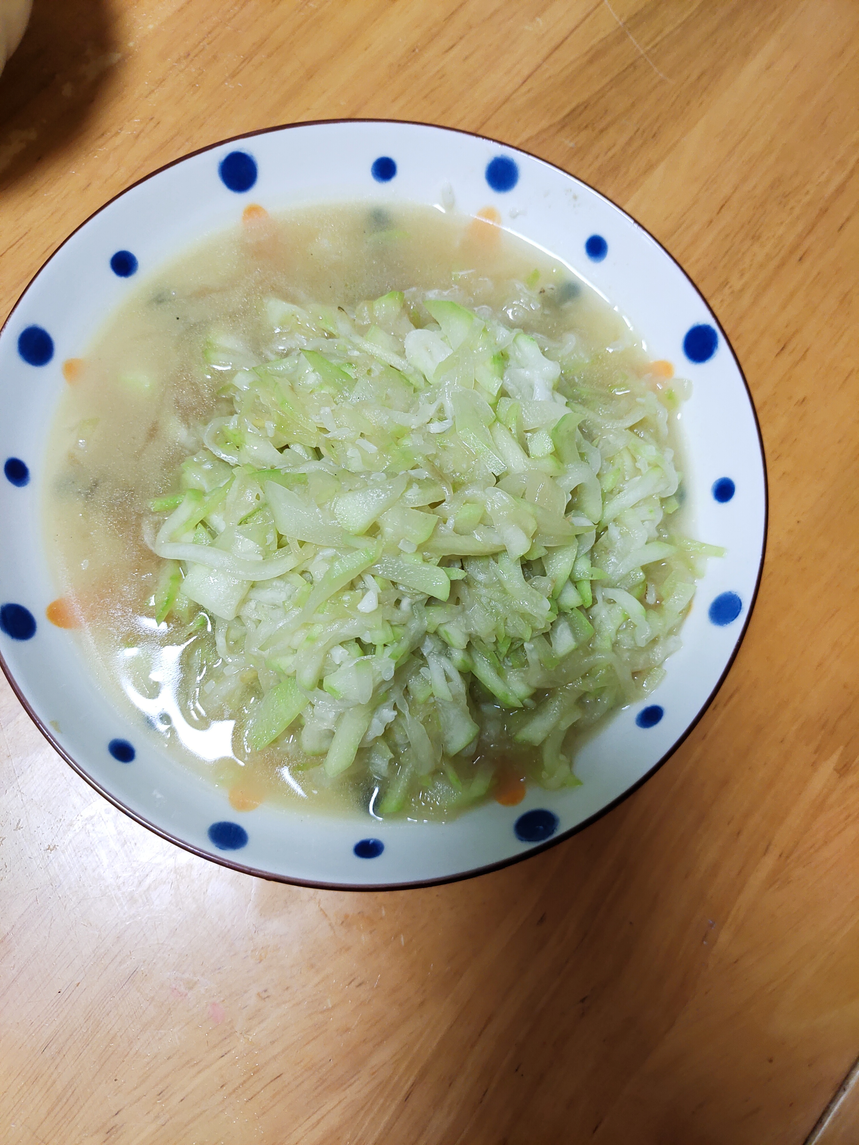 务子务子去皮切成丝再放入锅中炒熟很简单的一道菜