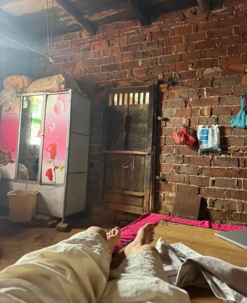 初中毕业,生活在农村的我,家里的状况让人心酸——家徒四壁,一贫如洗.
