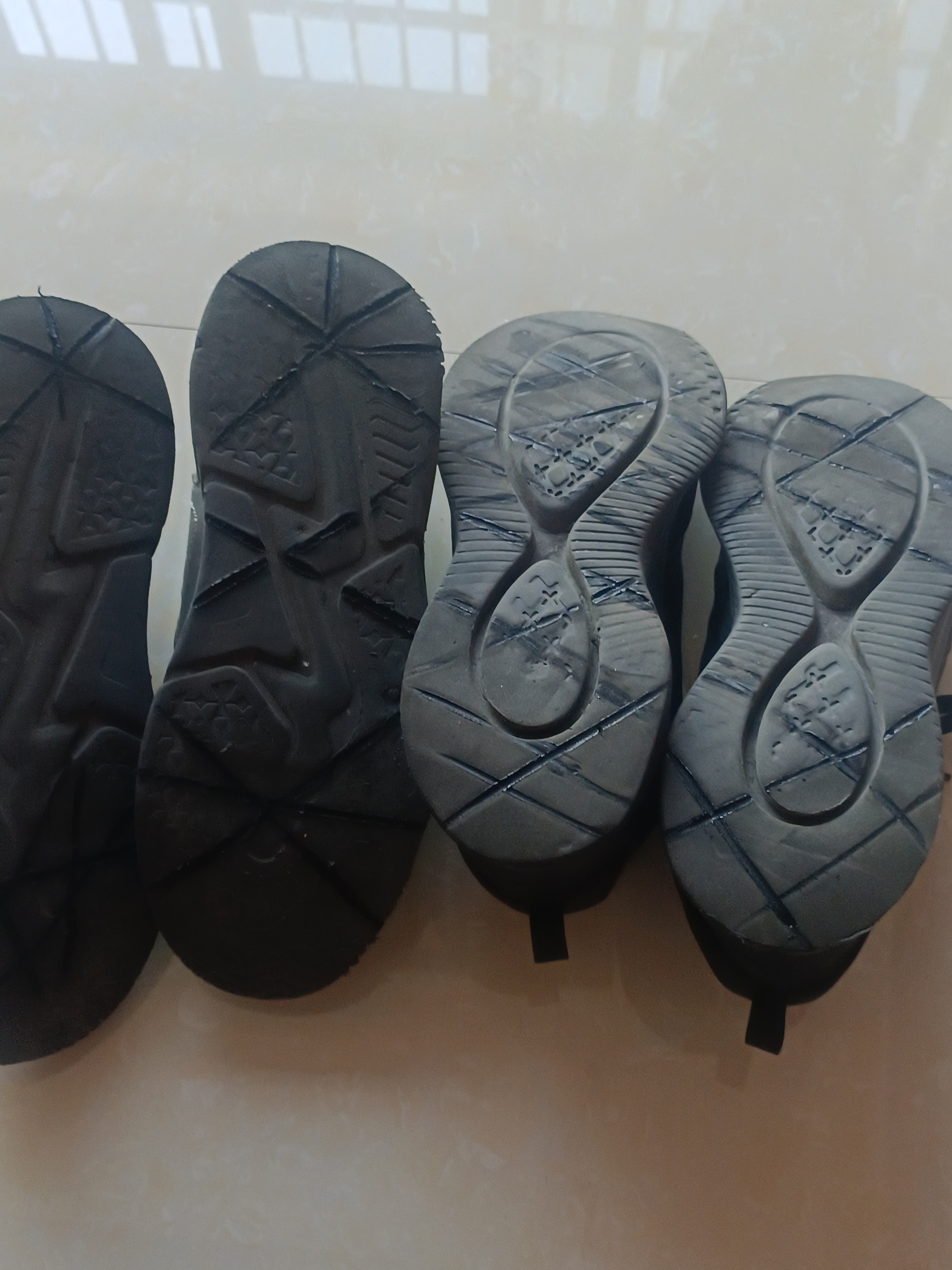 鞋子穿久了的话会越磨越平,我每天要走上万步,这鞋底磨的不成样子了