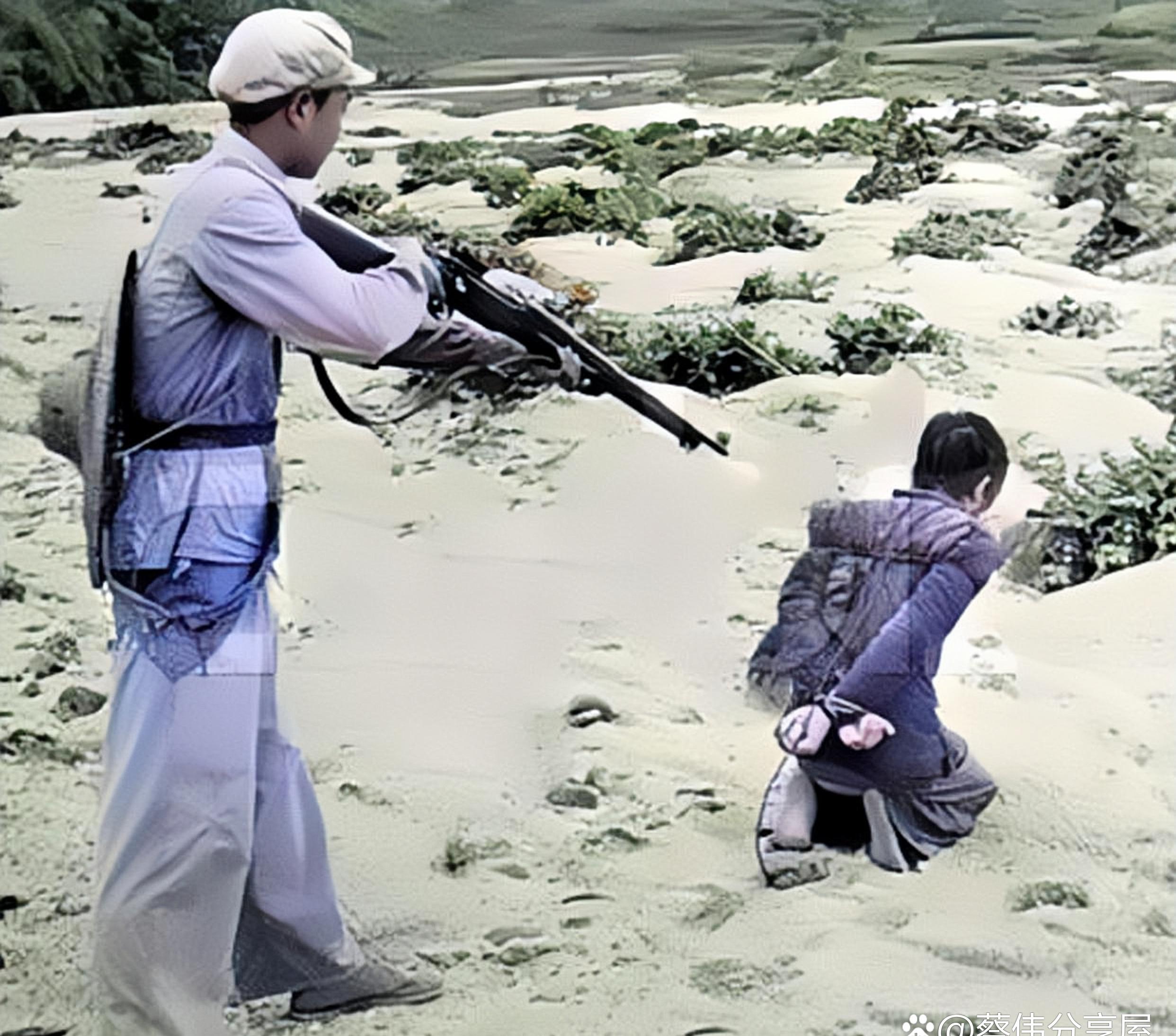 照片中的五花大绑罪犯名叫何九毛,看似身材矮小,却是当年湘西一带以