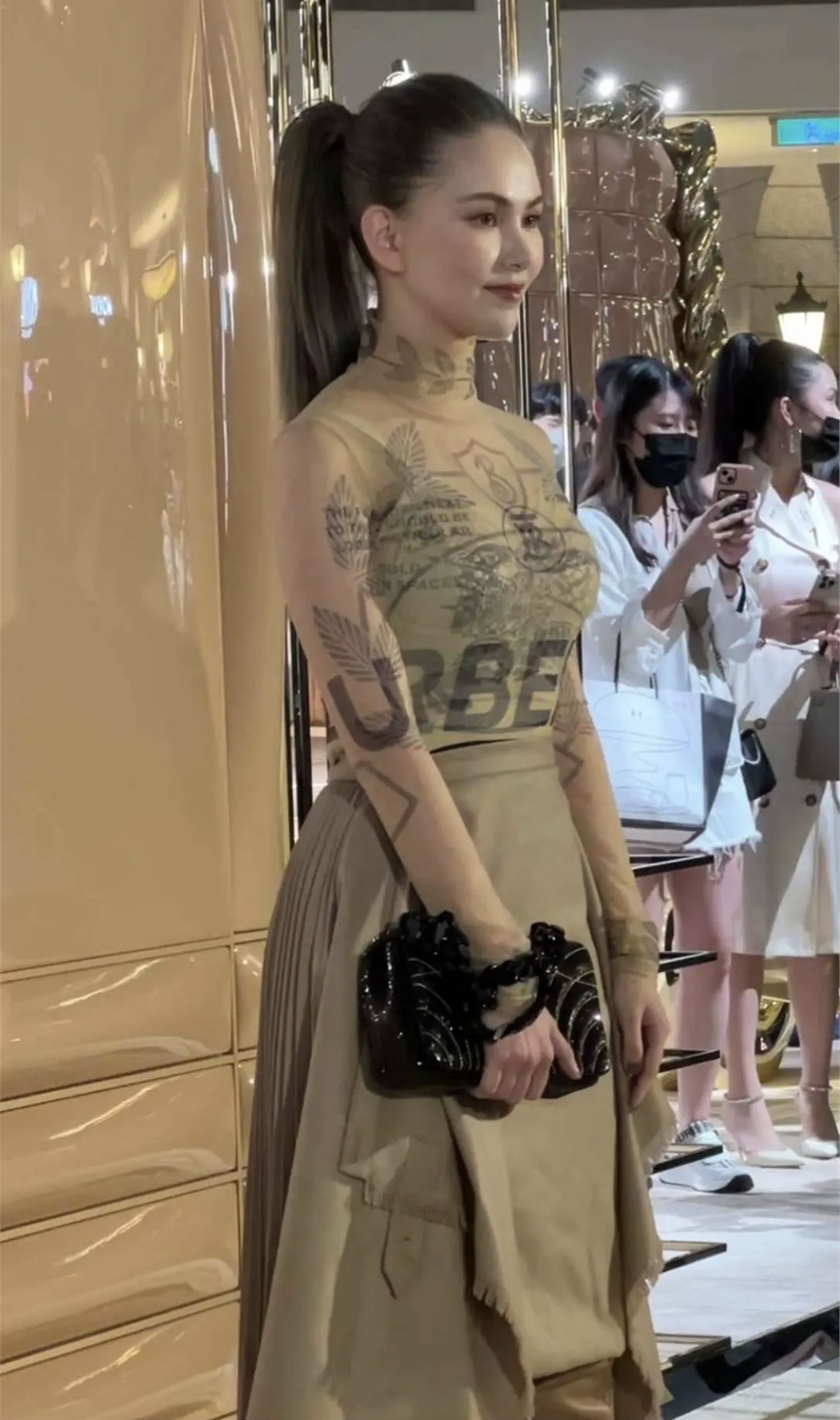 昆凌产后惊艳亮相品牌活动,容光焕发,身材恢复如初!