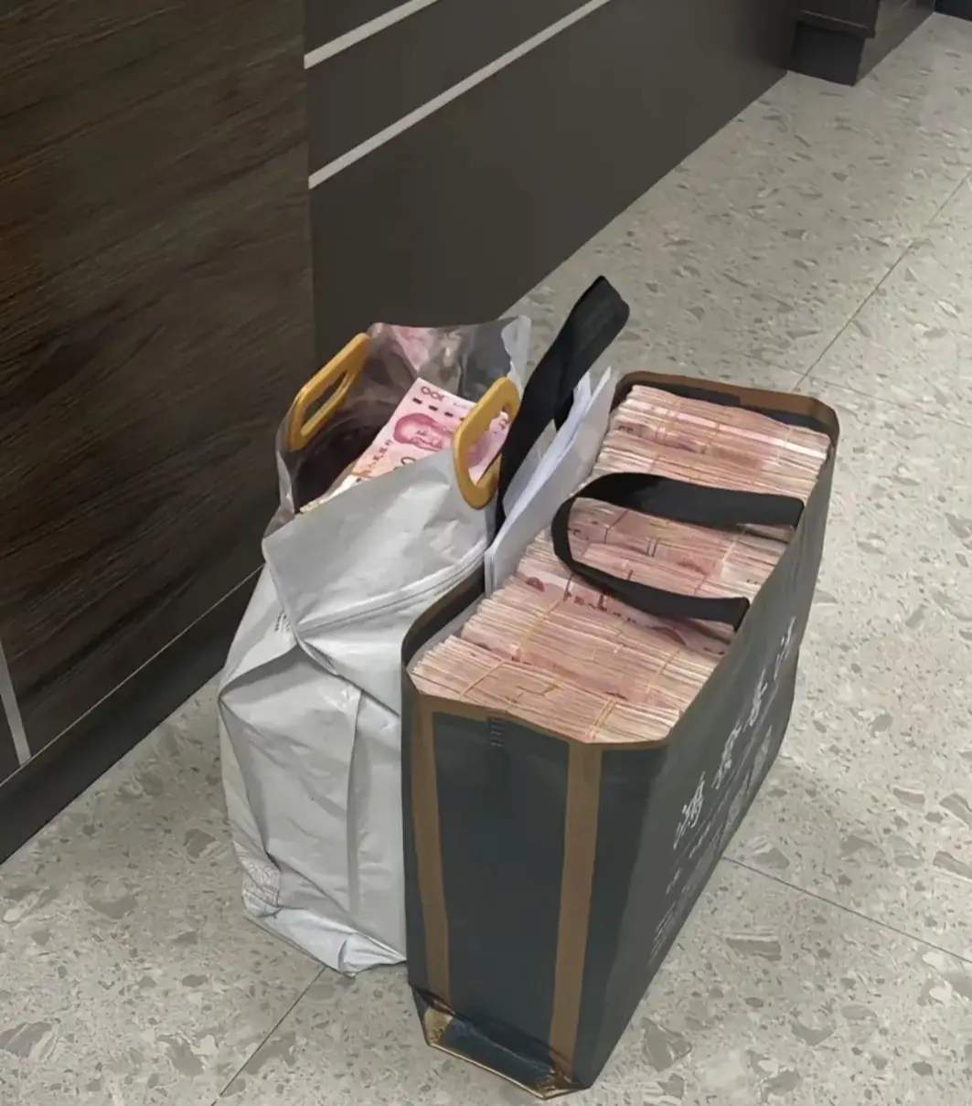 就像那热情的摊民,生意火得杠杠200万现金图片现金图片 真实200 