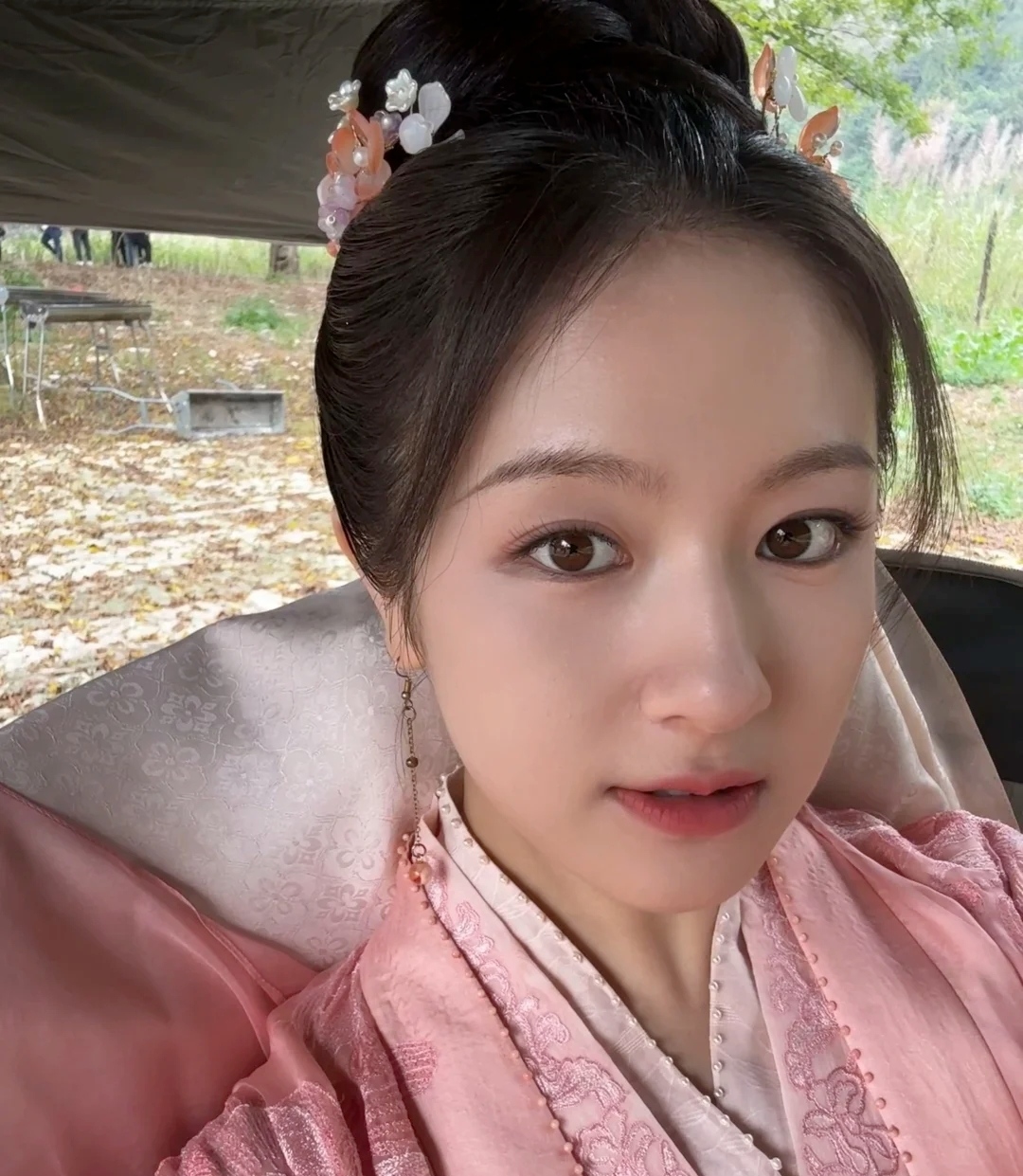 李兰迪今日晒出自己的古装美照并说这是山野少女的打工日记而她身穿