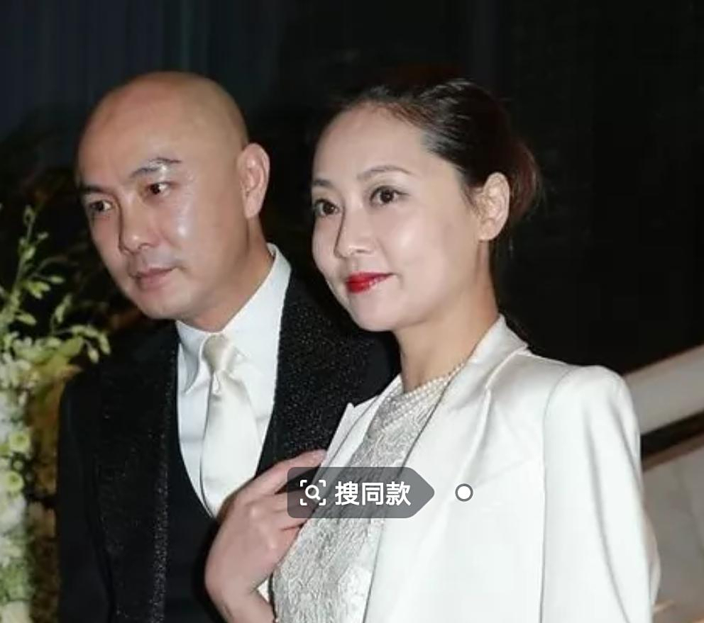 有一次,张卫健拍戏时把手摔断了,当他做完手术醒来的时候,女友江欣燕