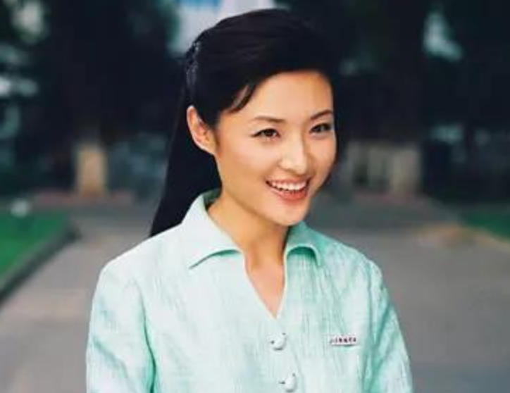 回顾央视主持周涛:和初恋离婚后,嫁大8岁富豪,今一儿一女乐开怀