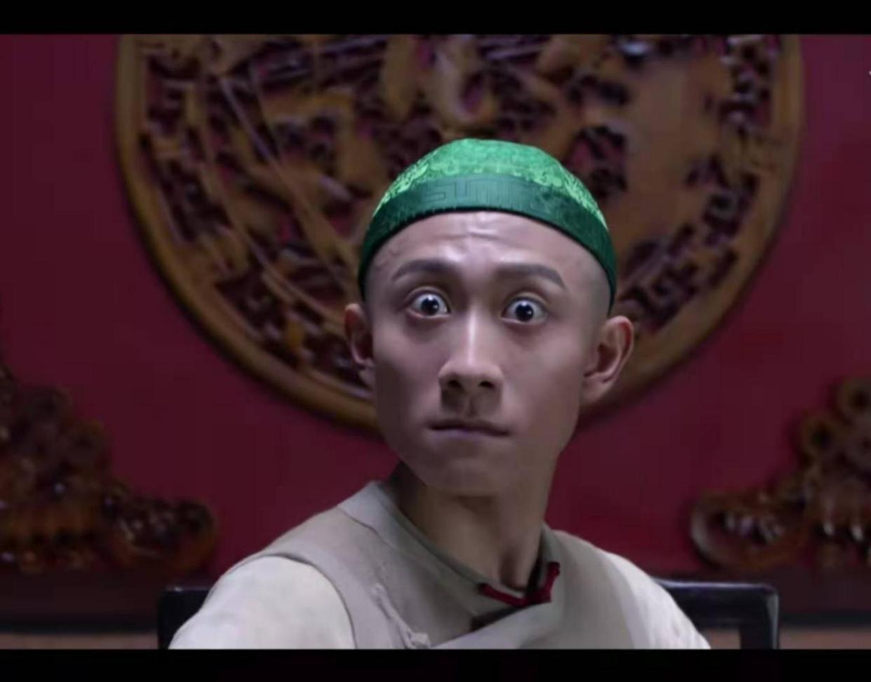 《鹿鼎记》小说的开头是清兵抓人的画面,一位思慕明王朝,不肯做清朝