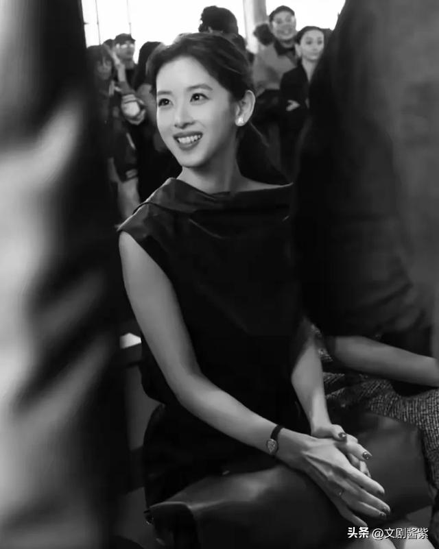 米兰这天:被"顶级骨相"章泽天惊艳,身穿黑裙艳压赵露思周雨彤