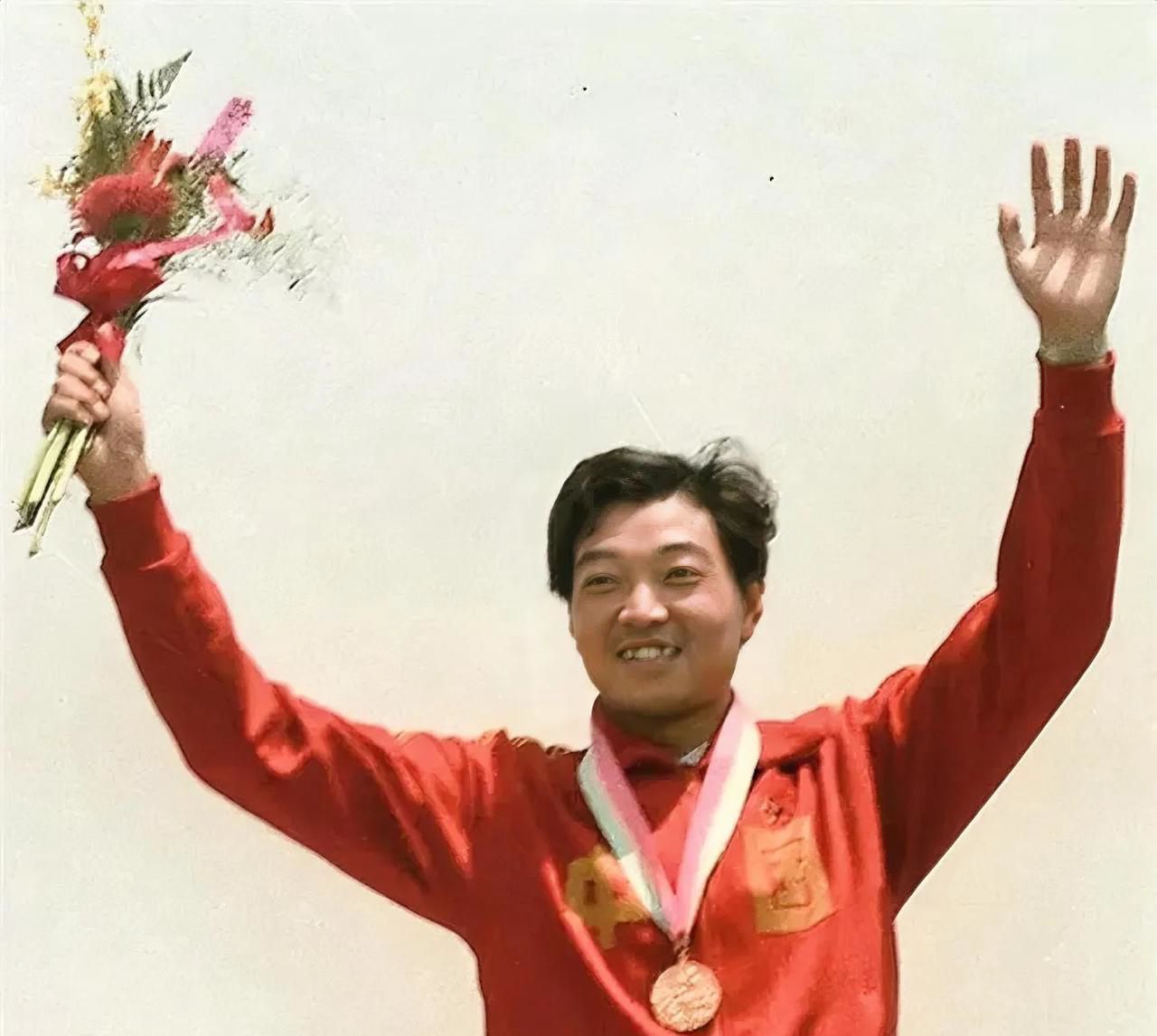 1984年洛杉矶奥运会,许海峰在男子手枪60发慢射中,以566环夺冠