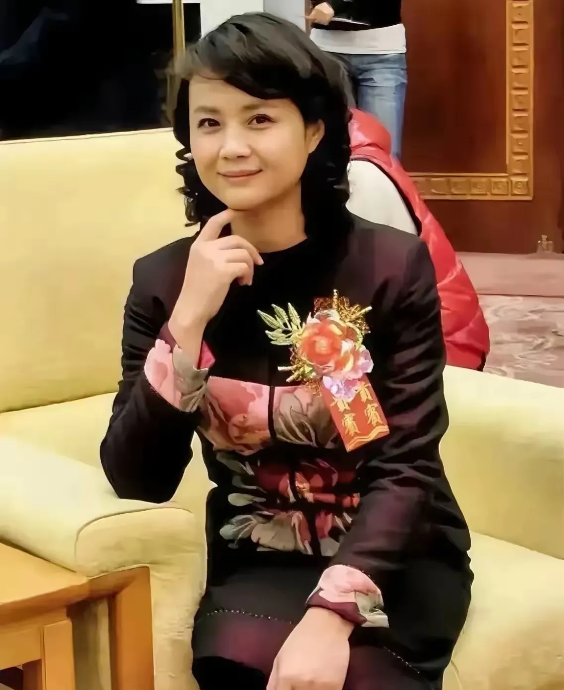 该说不说,这位美女演员就是漂亮,虽然年龄不小了,但人家一点也不显老