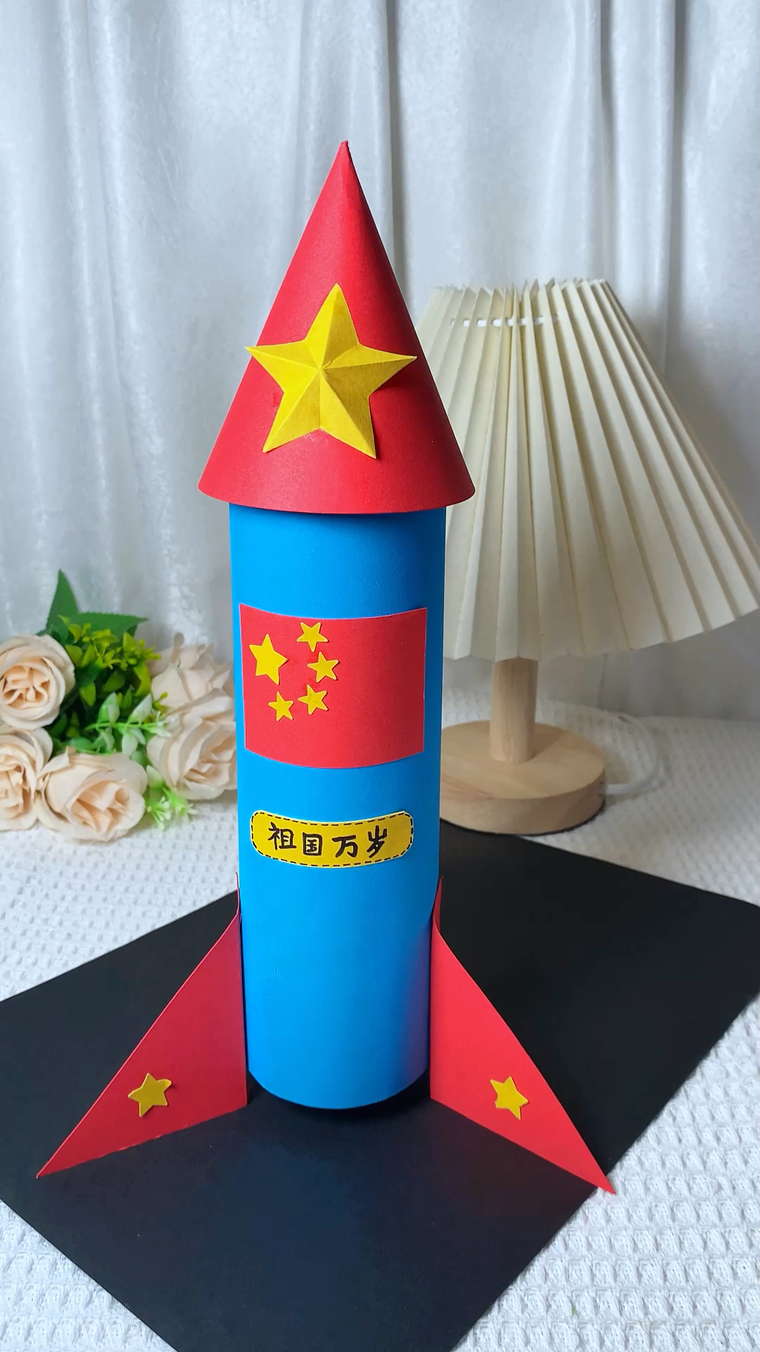 国庆节快到了,老师喊你交作业啦,用矿泉水瓶和卡纸做艘简易版的火箭