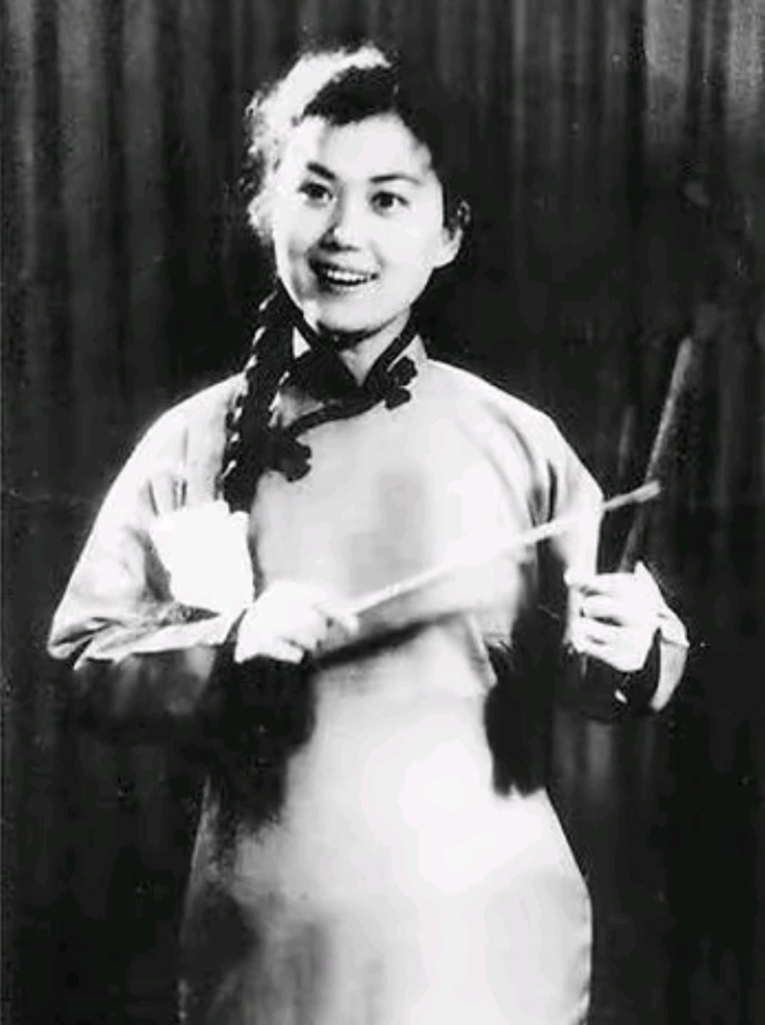 歌手谢东的母亲马增蕙,年轻的时候真的很漂亮,她演唱的单弦《一盆饭》