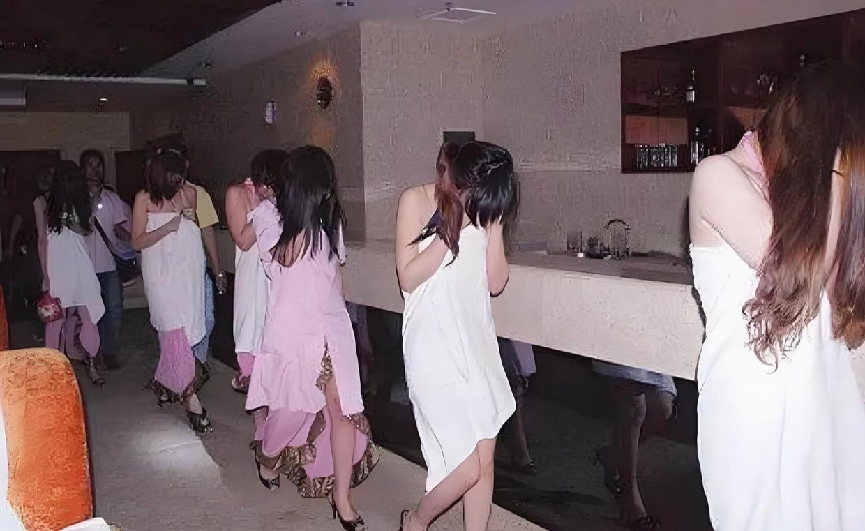 网友求处理遭冷遇,记者询问酒店前台,对方称不知,事件正进一步调查