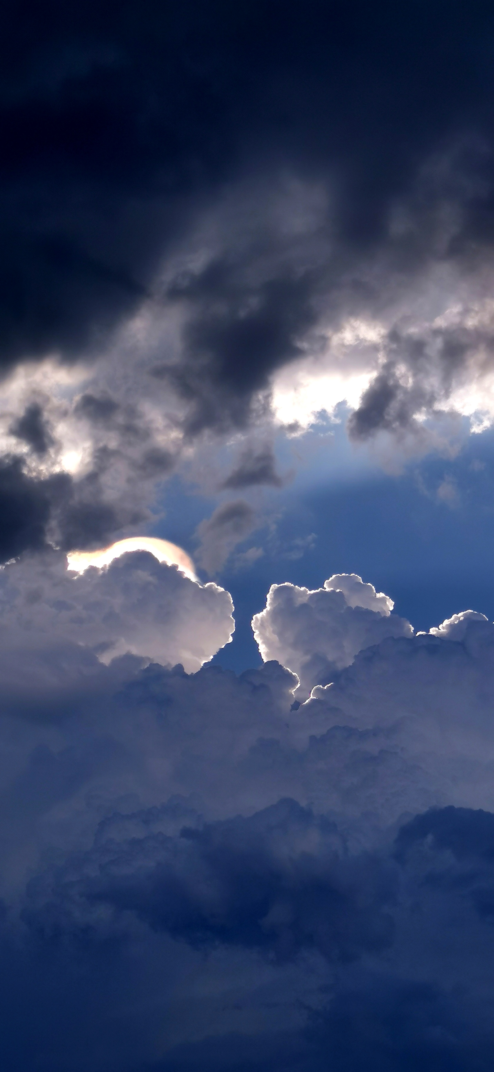 本人摄影《重庆四十度高温天像》,这是一组在重庆罕见的蘑菇云,也是