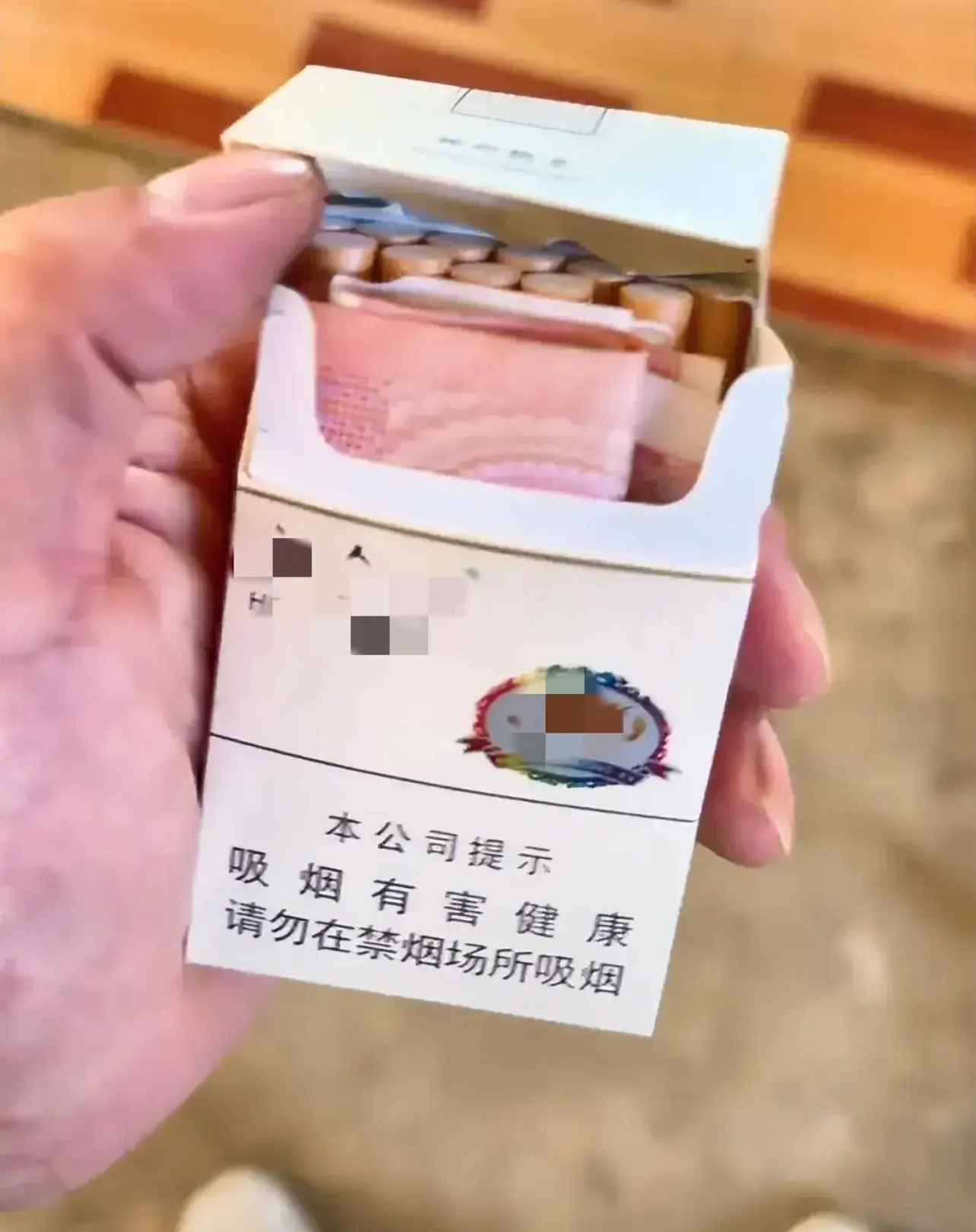 岳父的生日宴结束后,女婿起身回家时,丈母娘拿了一盒香烟给女婿,女婿