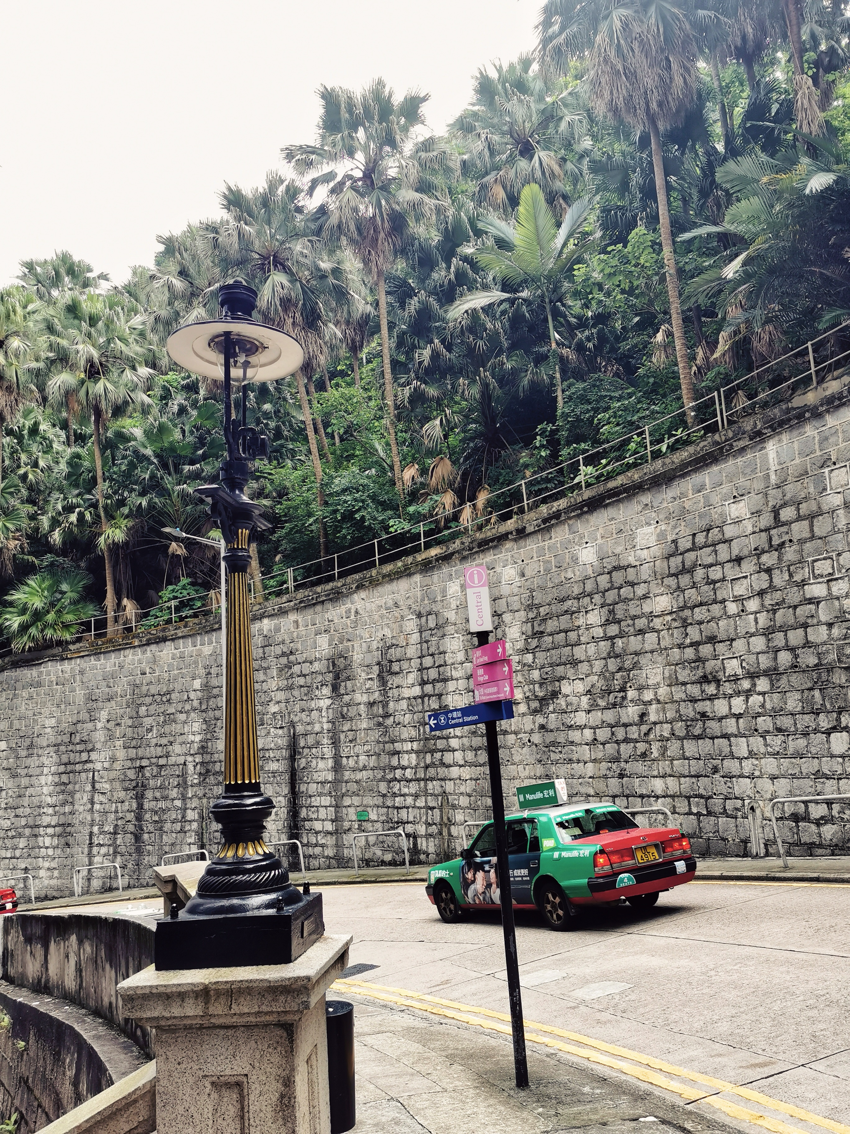 这是香港仅存的煤气灯,被政府法定为古迹