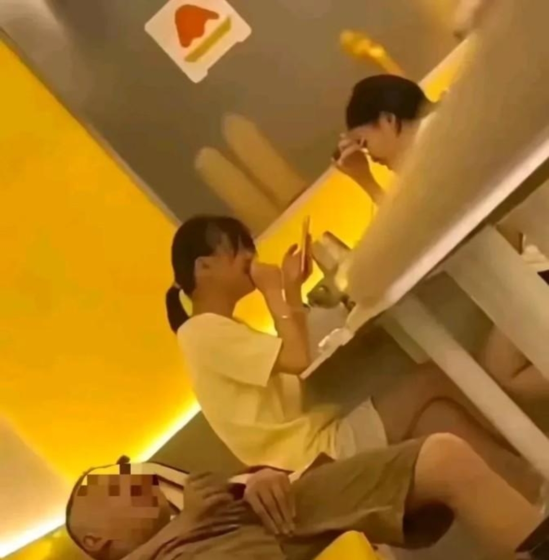 这大哥在餐厅里当众做出猥琐动作旁边还有俩妹子正吃着饭场面尴尬到