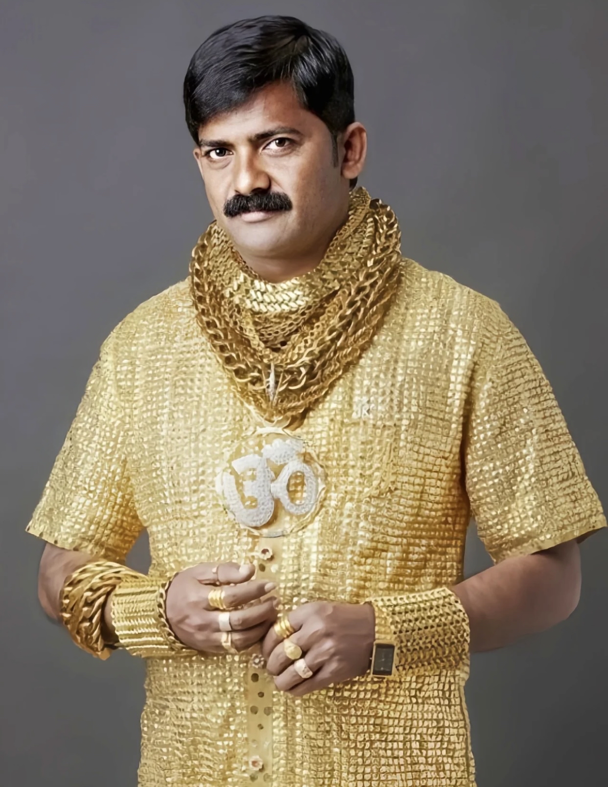 在印度,男方是不给嫁妆的,而女方是必须要准备大把的嫁妆彩礼