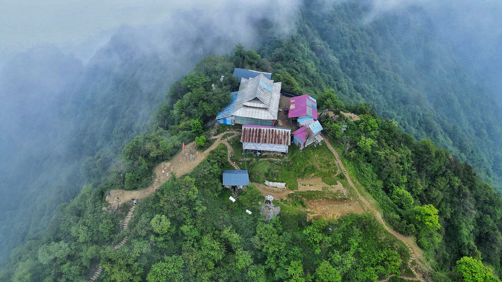 实际上中间还有一条路,就是沿着陡峭的山脊爬上去,到达山顶再从东线