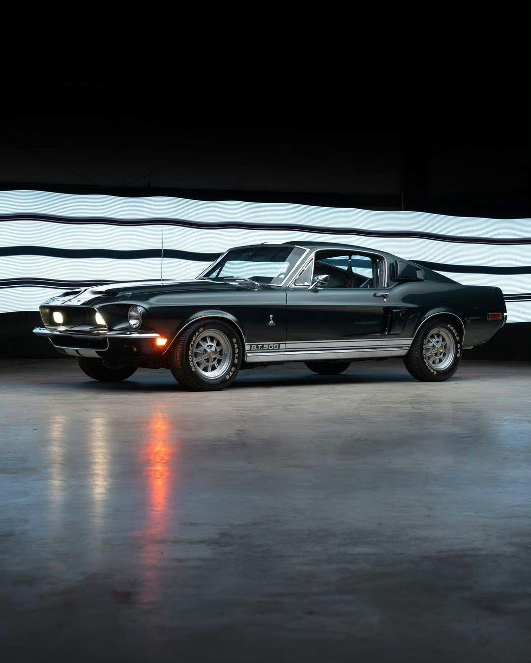 1968年的shelby gt500 kr,被誉为"公路之王",是福特野马家族中的高