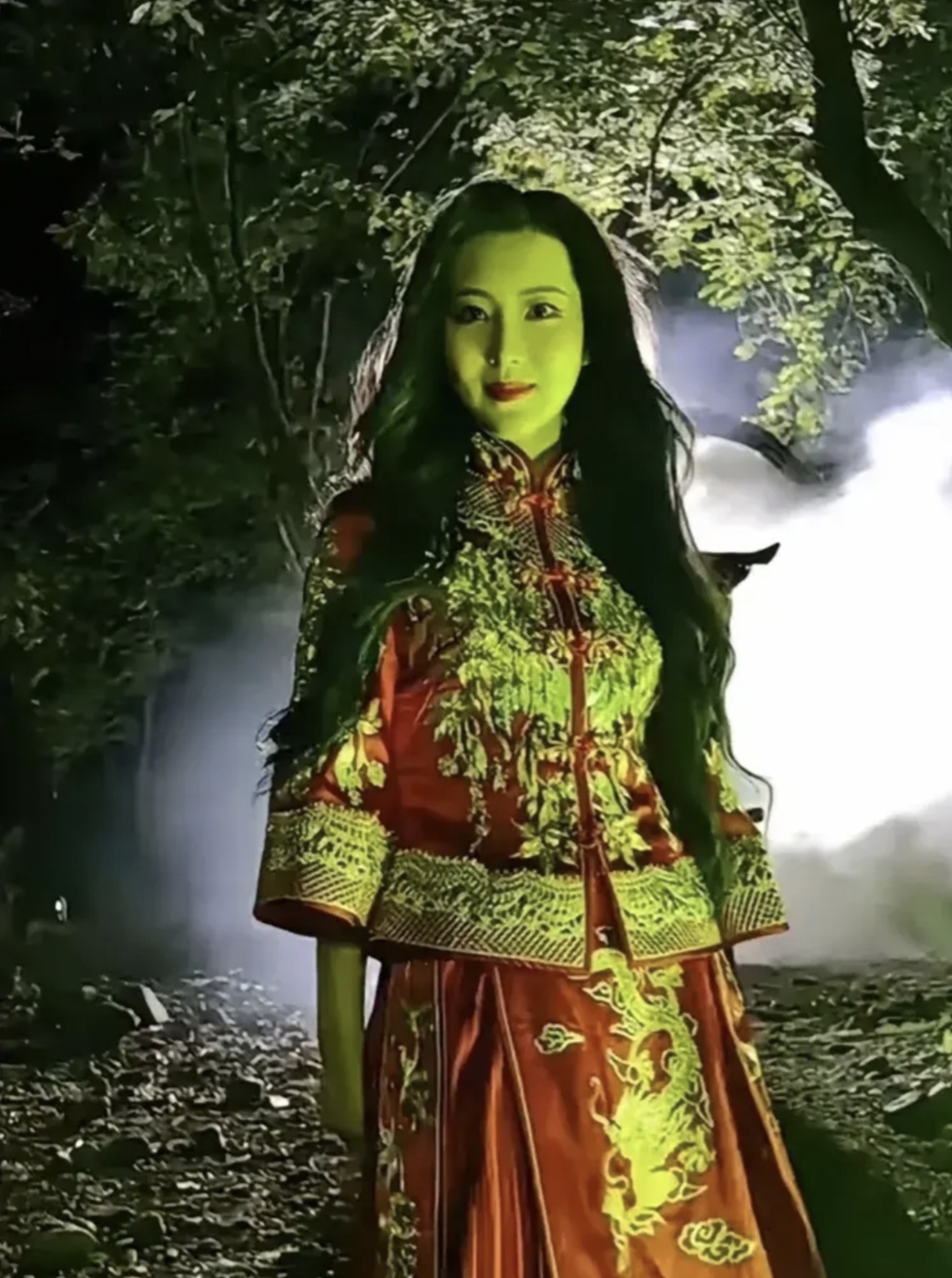 朋友们,假如,我说假如:你晚上上山夜跑,突然看到这样的一个美女,你会