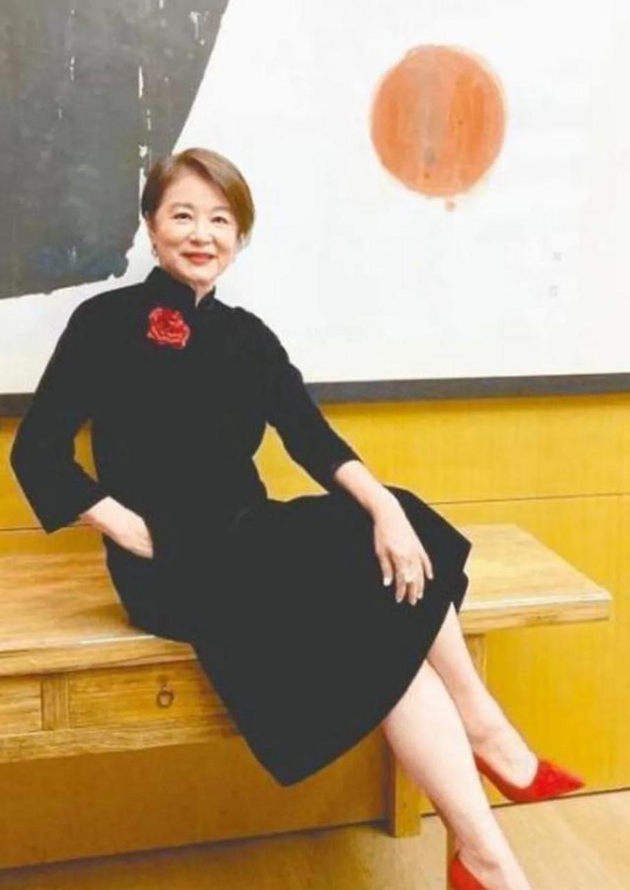林青霞身穿黑色长袖旗袍,优雅高贵,透露出一种迷人的魅力