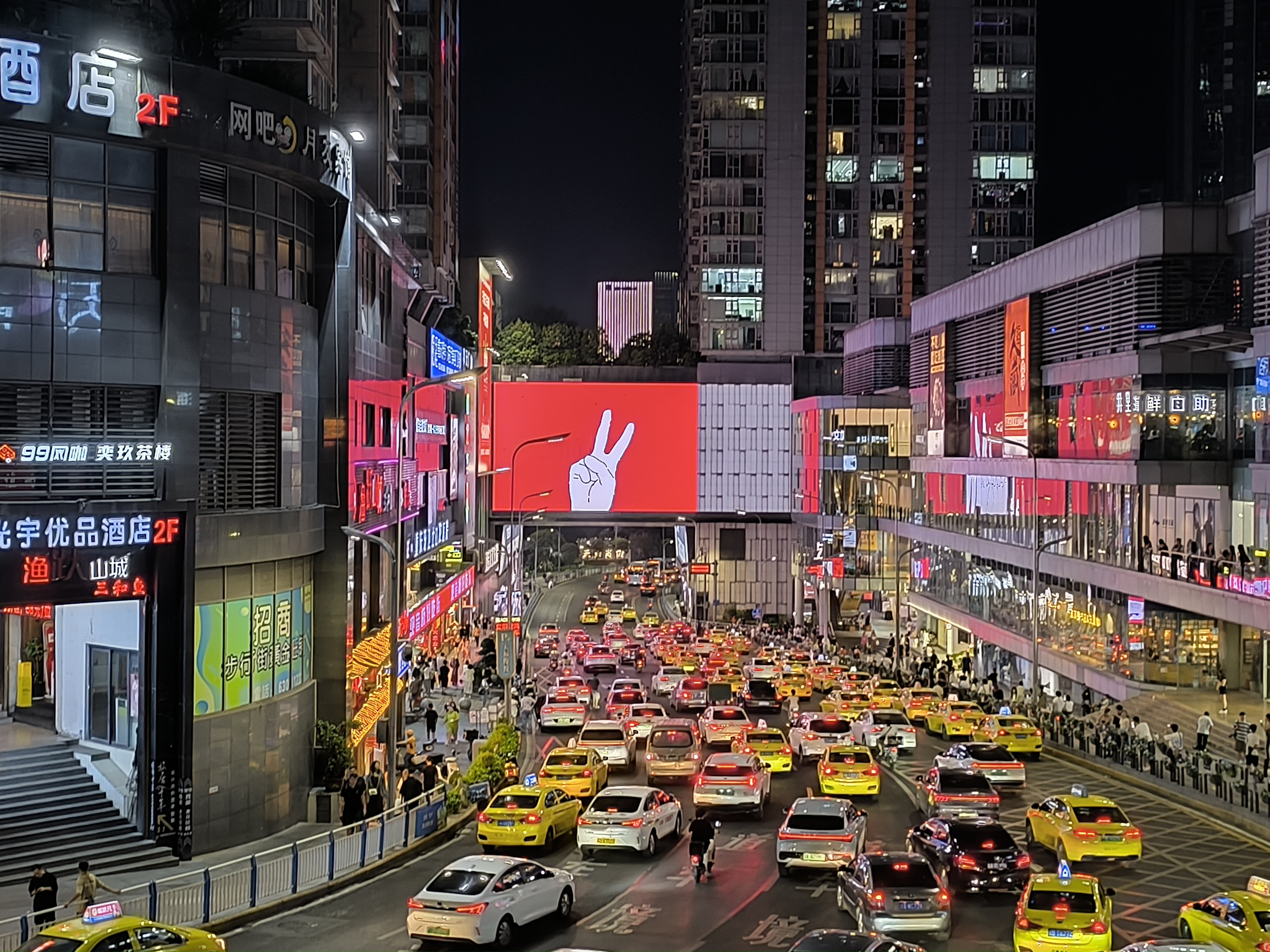 重庆最受年轻人值得打卡的地方——观音桥,无论是白天还是晚上,都有