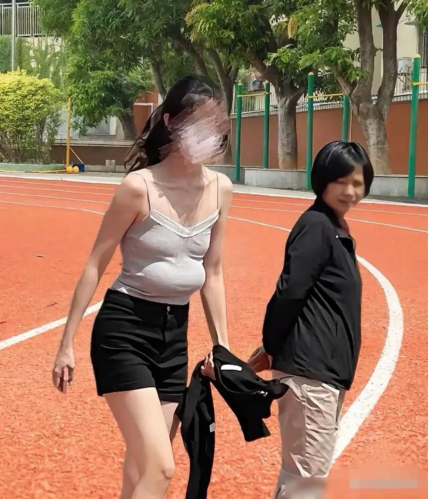 广西一女子为保持身材,选择在操场跑步锻炼.